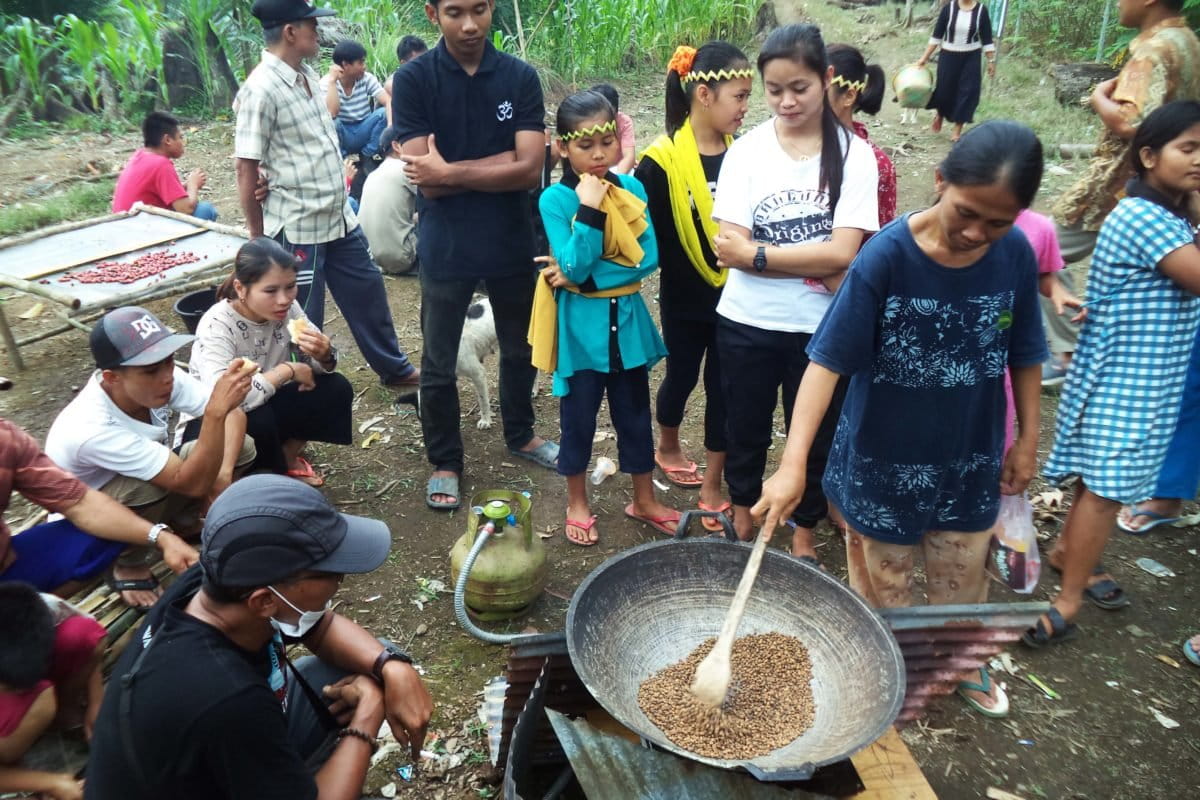 Sangrai kopi secara tradisional. Foto: M Rahim Arza/ Mongabay Indonesia