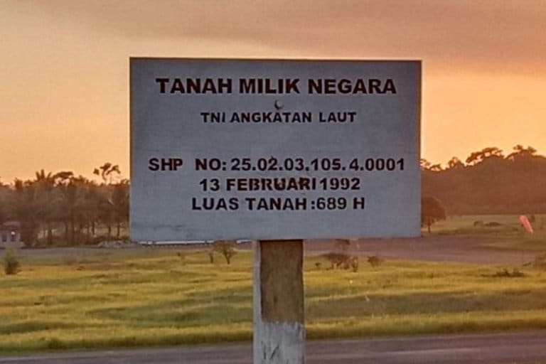 Plang yang baru dipasang TNI-AL. Fioto: dokumen Masyarakat Adat Marafenfen