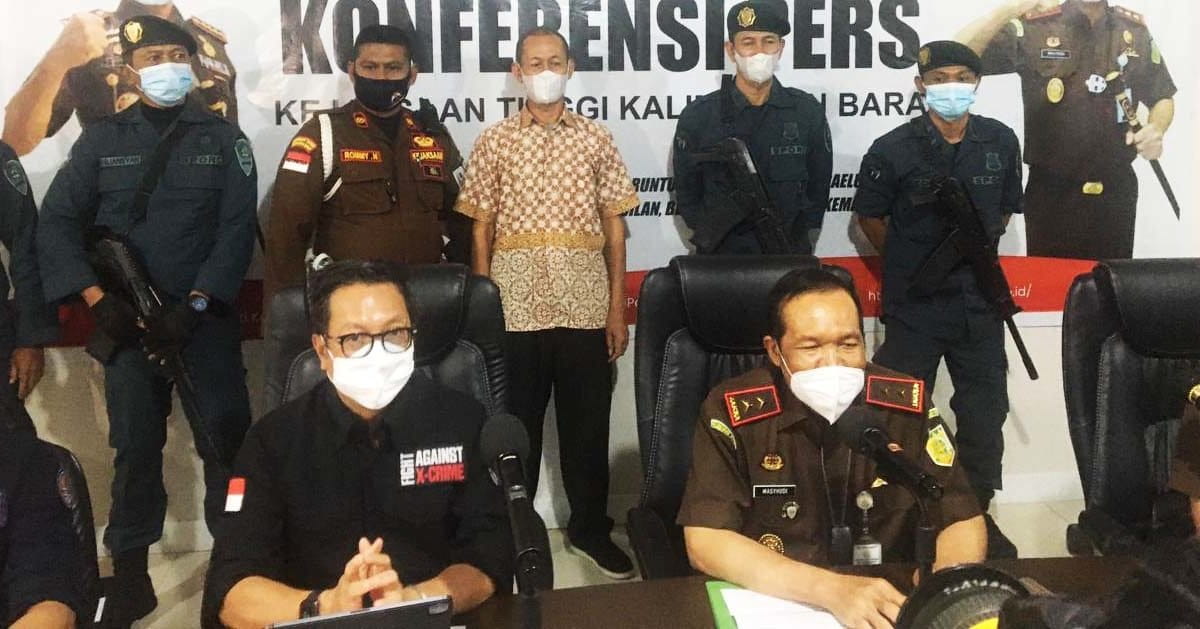 Masyhudi, Kepala Kejaksaan Tinggi Kalbar (kanan) dan Rasio Ridho Sani, Direktur Jenderal Penegakkan Hukum (Gakkum) Kementerian Lingkungan Hidup dan Kehutanan (kiri), saat jumpa pers soal penangkapan direktur perusahaan sawit yang sudah buron empat tahun. Foto: Aseanty Pahlevi/ Mongabay Indonesia