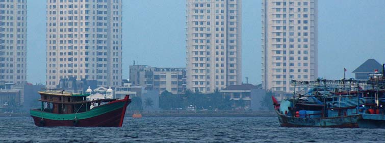 Sebuah kapal nelayan melintas di perairan Teluk Jakarta, Muara Angke, Jakarta Utara. Teluk Jakarta mengalami tekanan lingkungan yang tinggi, salah satunya karena proyek reklamasi. Foto : Anton Wisuda/Mongabay Indonesia