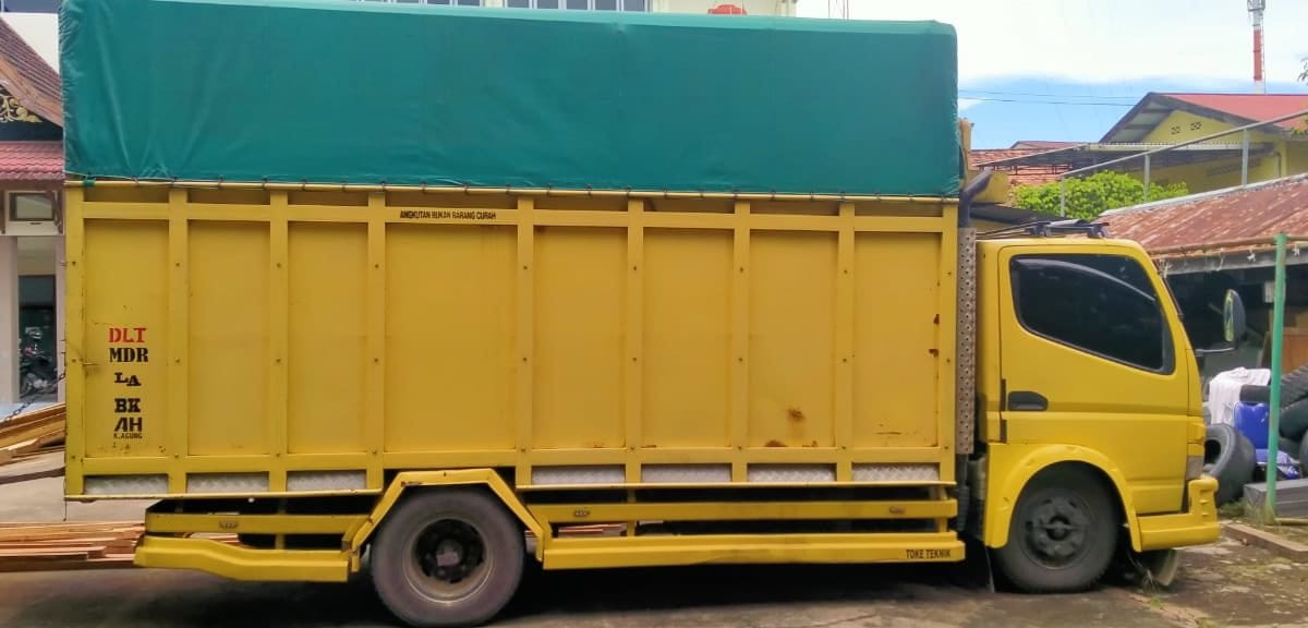 Truk yang disita bersama kayu muatan yang diduga ilegal itu. Foto: dokumen Balai Penegakan Hukum Sumatera