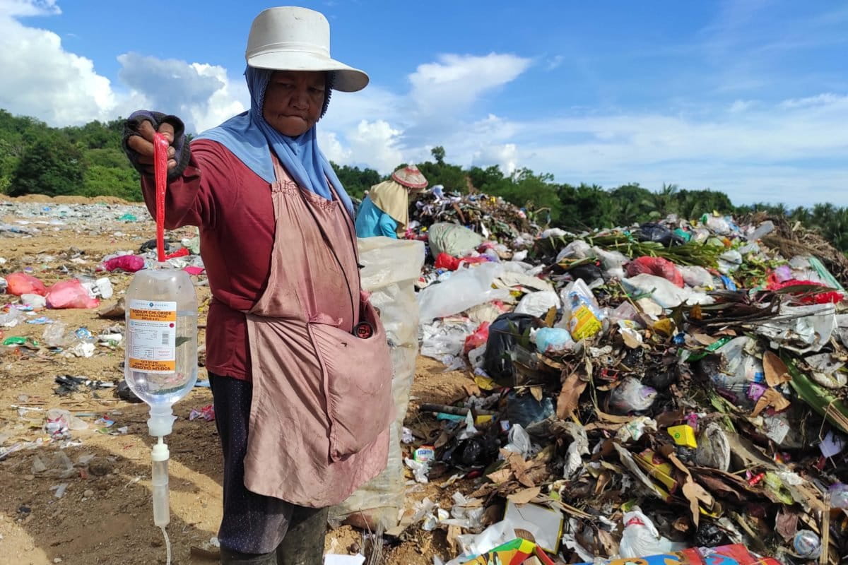 Tumpukan sampah termasuk sampah medis di Tempat Pembuangan Akhir (TPA) Sampah Regional Gorontalo. Foto: Sarjan Lahay/ Mongabay Indonesia