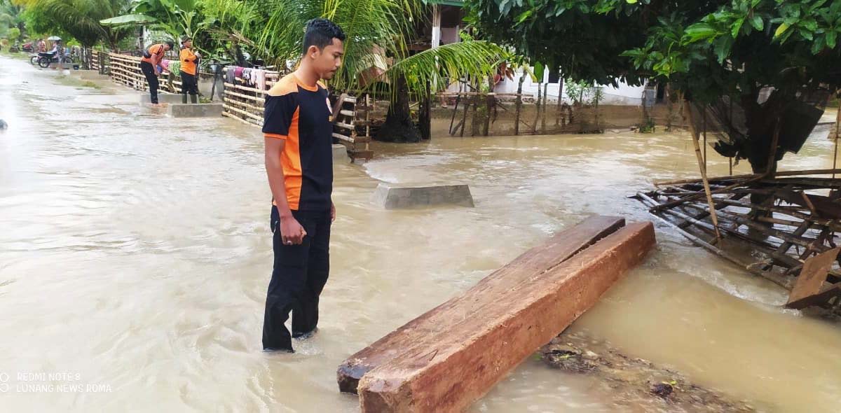 Petugas Balai Besar TNKS menemukan balok-balok kayu disungai Penadah Nagari Limau Purut, Tapan, Pesisir Selatan, Sumatera barat. Foto: Vinolia/ Mongabay Indonesia.