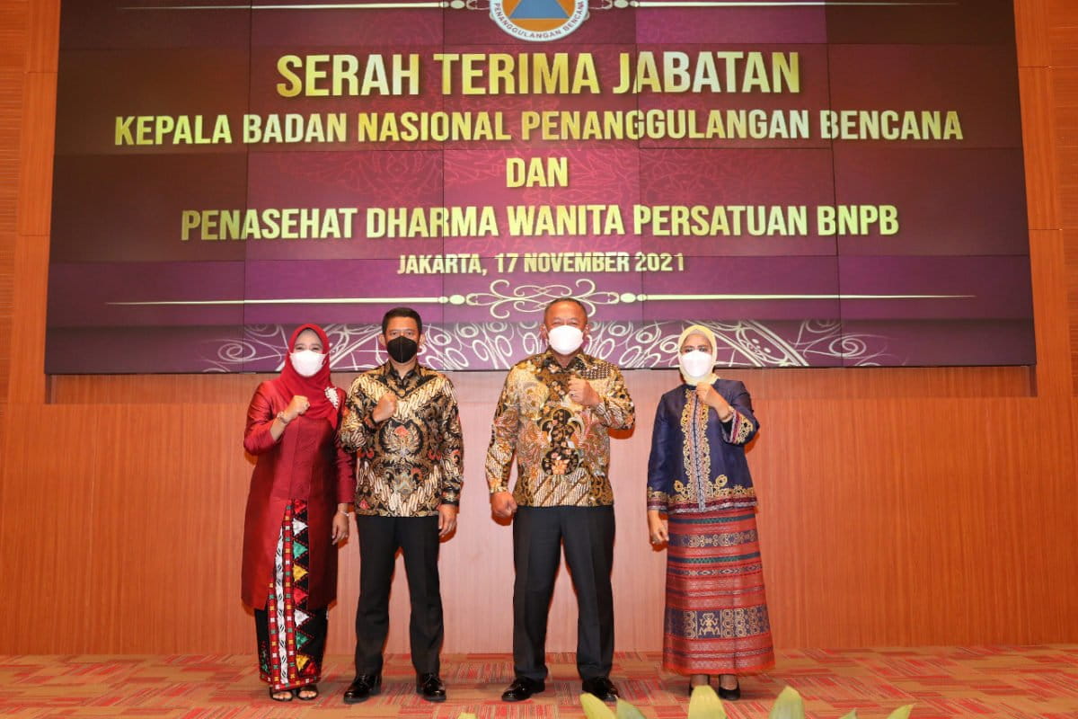 Mayjen TNI Suharyanto jadi Kepala Badan Nasional Penanggulangan Bencana (BNPB) yang baru dan istri, beserta Letjen TNI Ganip Warsito dan istri.saat serah terima jabatan, Rabu (17/11/21). Foto: BNPB