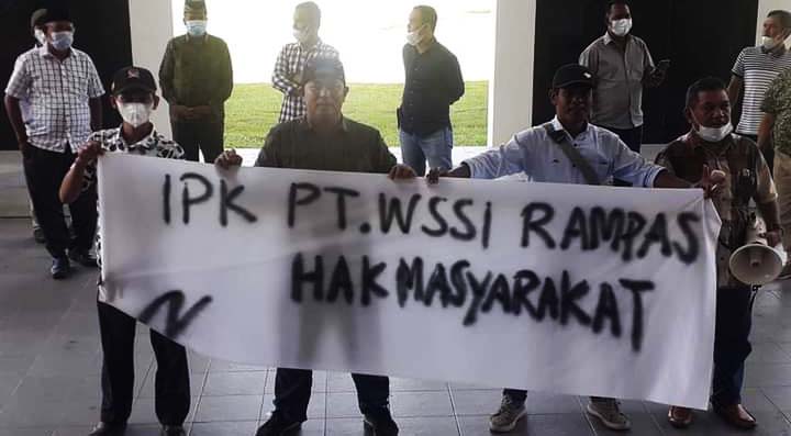 Puluhan warga Kampung Buatan II, Kecamatan Koto Gasib, Siak, Riau menerobos Aula Kantor Penghulu, Rabu 28 Juli lalu. Mereka mendesak agar menyetop musyawarah pemanfaatan kayu di areal izin usaha perkebunan (IUP) PT Wana Sawit Subur Indah (WSSI). Foto: Suryadi/ Mongabay Indonesia