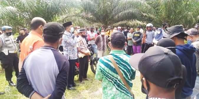 Aksi warga Koto Gasib di kebun perusahaan sawit, PT WSSI. Foto: Suryadi/ Mongabay Indonesia