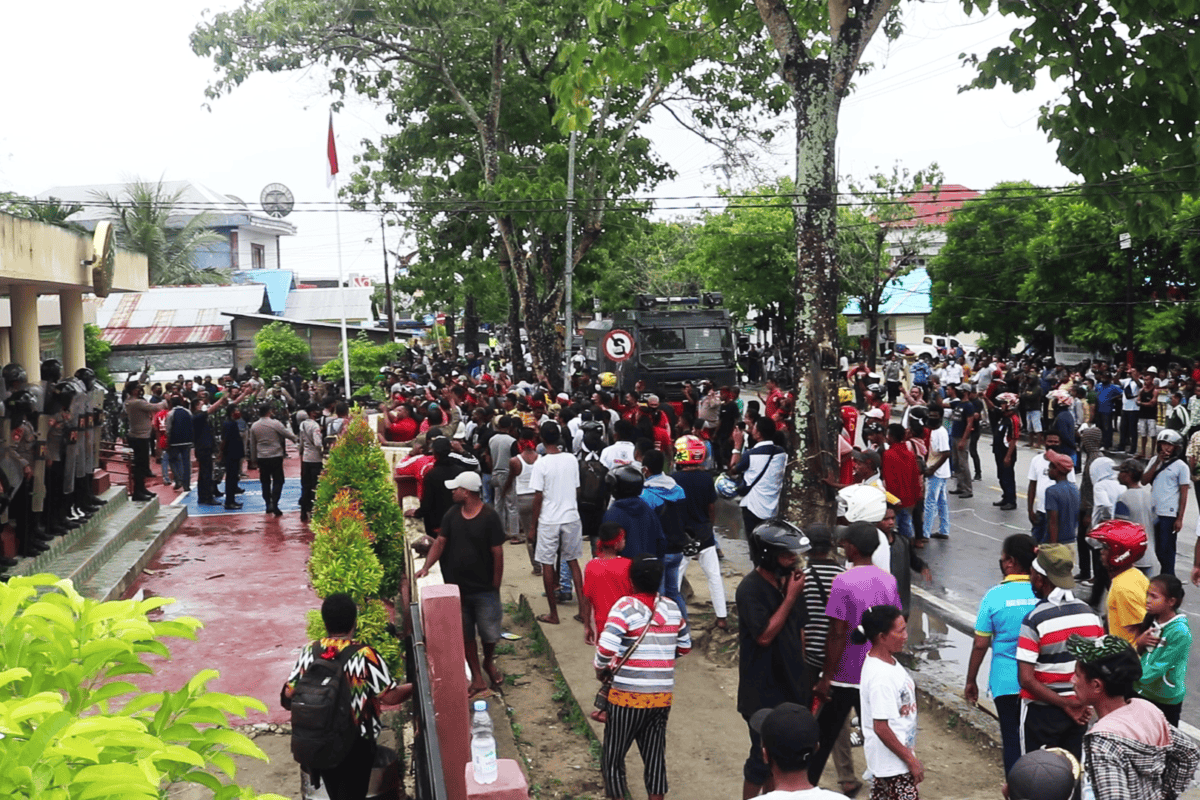 Masyarakat adat di Kepulauan Aru, di luar Pengadilan Negeri Dobp. Foto: Christ B/ Mongabay Indonesia