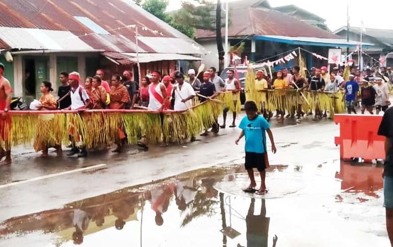 Pagelaran seni dan budaya ini merupakan rangkaian menjelang putusan sidang sengketa Tanah Masyarakat Adat Marafenfen melawan TNI-AL dan Pemerintah Maluku. Foto: C Belseran/ Mongabay Indonesia