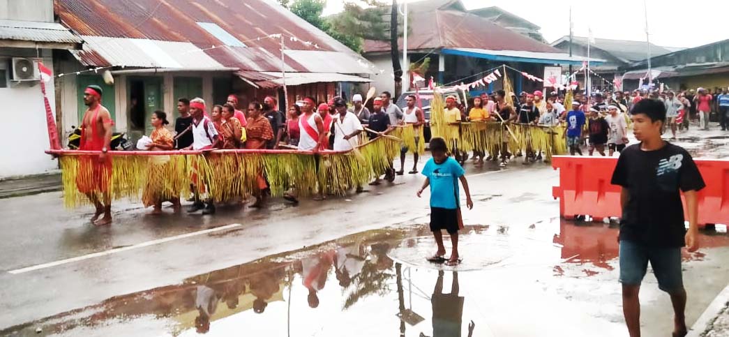 Pagelaran seni dan budaya ini merupakan rangkaian menjelang putusan sidang sengketa Tanah Masyarakat Adat Marafenfen melawan TNI-AL dan Pemerintah Maluku. Foto: C Belseran/ Mongabay Indonesia