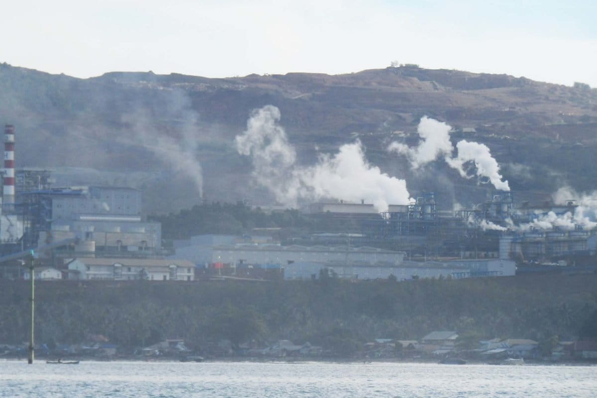 Kepulan asap pabrik smelter dari kawasan industri nikel di Pulau Obi. Foto: Rabul Sawal/ Mongabay Indonesia