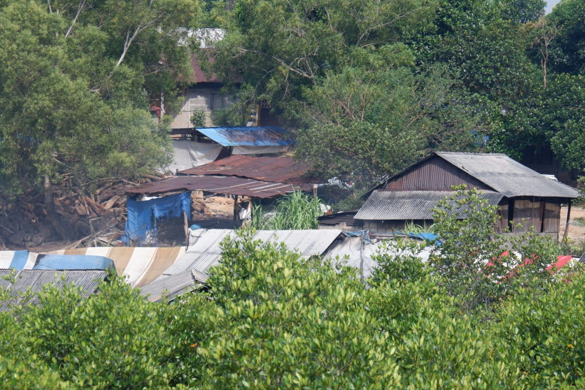 :plaso tempat pembuatan arang di Kota Batam. Foto: Yogi Eka Sahputra/ Mpngabay Indonesia