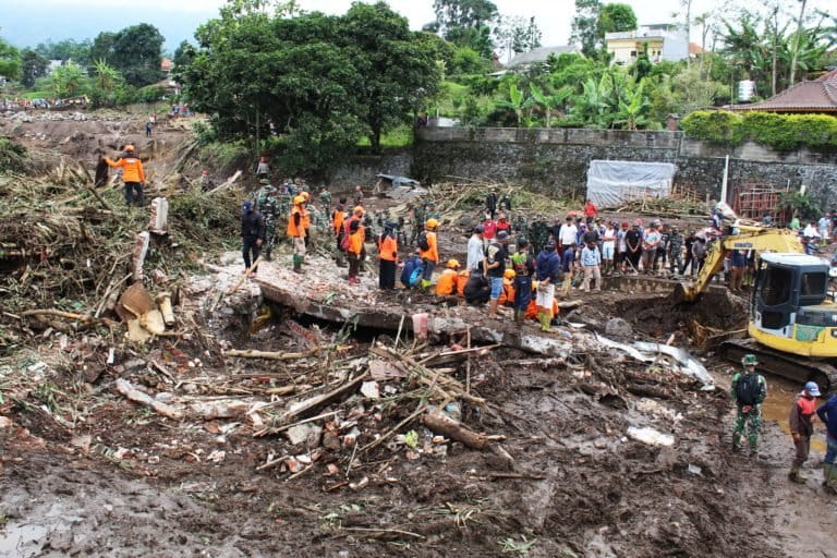 Rumah Suliamat diterjang banjir, rata dengan tanah. Hanya menyisakan pondasi rumah. (Foto: Eko Widianto)