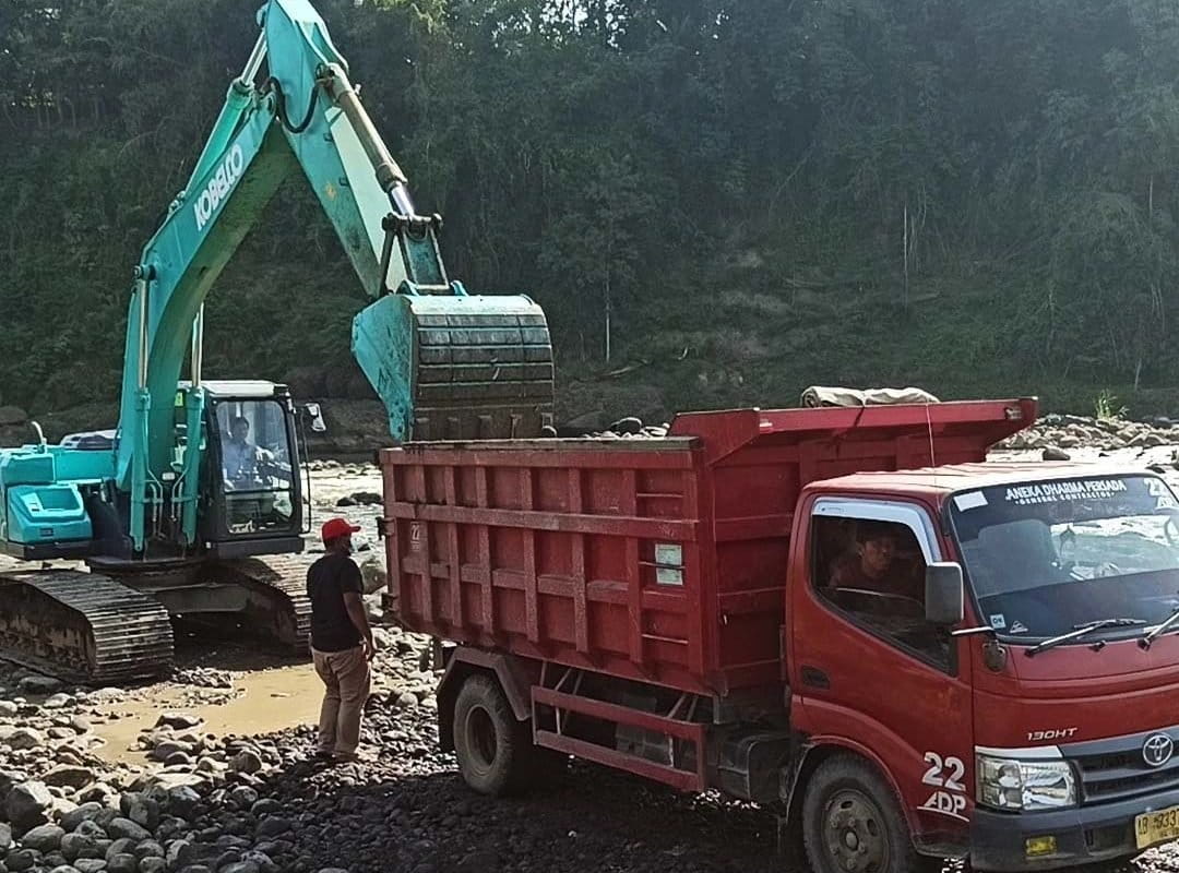 Alat berat menaikkan batu. Foto: dokumen PMKP