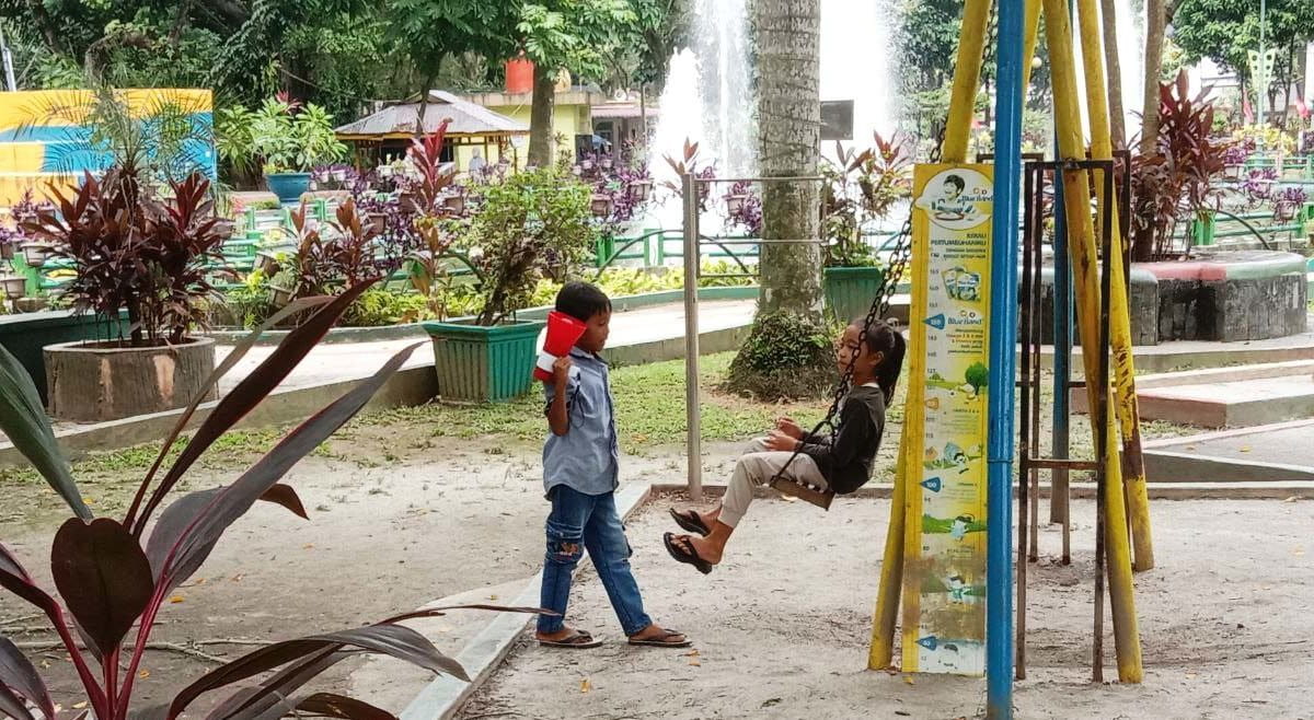 Cat berwarna cerah biasa dipakai pada fasilitas umum seperti tempat anak bermain. Ini makin berbahaya karena anak pada usia rawan terpapar. Foto: Ayat S Karokaro/ Mongabay Indonesia