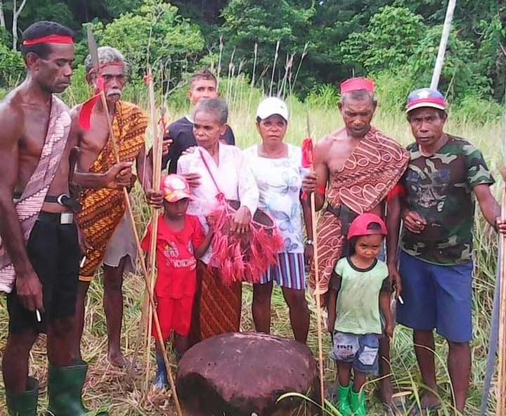 Warga di lokasi tordauk. Batu marun di bagian bawah itu merupakan benda sakral bagi warga Gaelagoy. Foto: Masyarakat Adat Marafenfen.