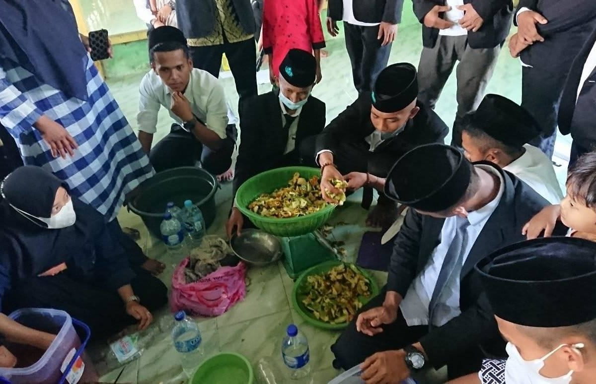 Pelatihan eco enzyme bagi santri Pondok Pesantren Modern Nurul Amin, Kuala Mandor B, Kubu Raya, Kalimantan Barat. (Foto: Facebook/Darwin Doloksaribu).