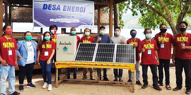 Mahasiswa di Sulawesi Utara tergabung dalam Dewan Energi Mahasiswa (DEM) Sulut membangun desa energi. Aksi mereka antara lain, dengan memasang panel surya di rumah sawarga. Foto: DEM Sulut