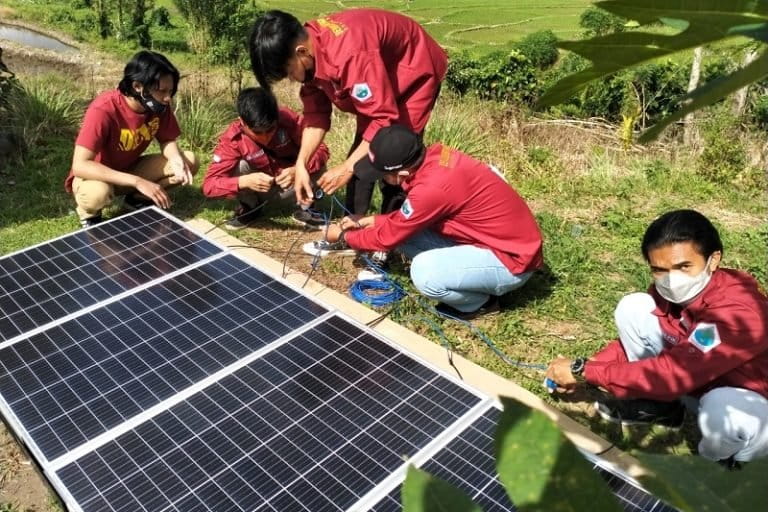 Mahasiswa yang tergabung dalam DEM Sumut tengah mengerjakan panel surya. Foto: DEM Sumut