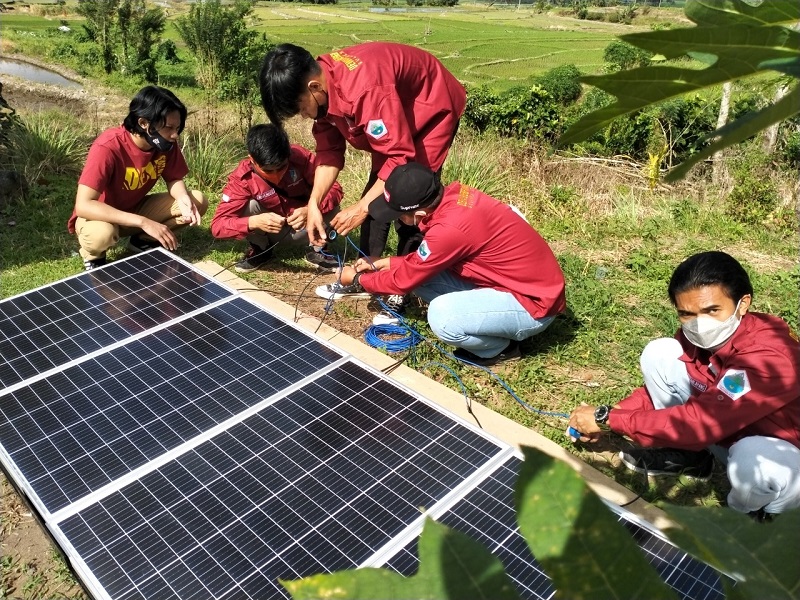 Mahasiswa yang tergabung dalam DEM Sumut tengah mengerjakan panel surya. Foto: DEM Sumut