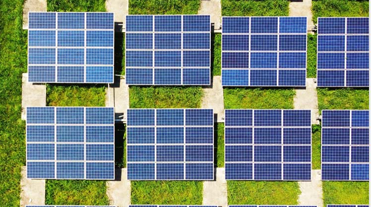 Pembangkit surya, salah satu sumber energi potensial dikembangkan di Indonesia. Foto: IESR