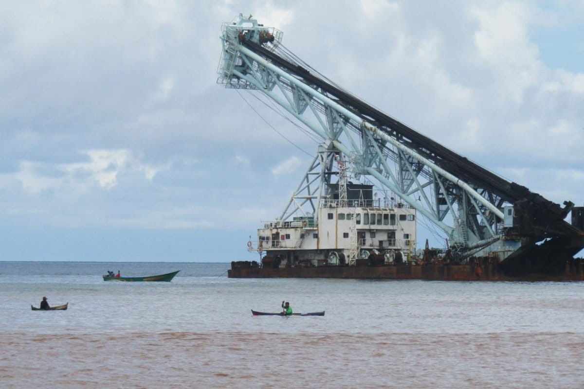 Nelayan kecil mencari ikan dengan air laut yang sudah berubah warga dan di dekat kapal-kapal perusahaan. Foto: Rabul Sawal/ Mongabay Indonesia