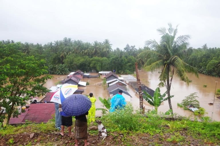 Kompleks Perumahan Gunungsari Asri terendam banjir hingga dua meter. Selain luapan dari air sungai, air dan lumpur berasal dari bukit yang sedang dikeruk. Foto: Fathul Rakhman/Mongabay Indonesia