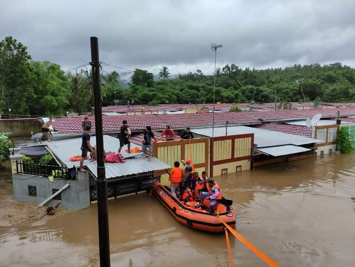 Tim gabungan sedang mengevakuasi warga yang terjebak di atap rumah di Perumahan Bhayangkara Residence. Foto: Tagana NTB/Mongabay Indonesia