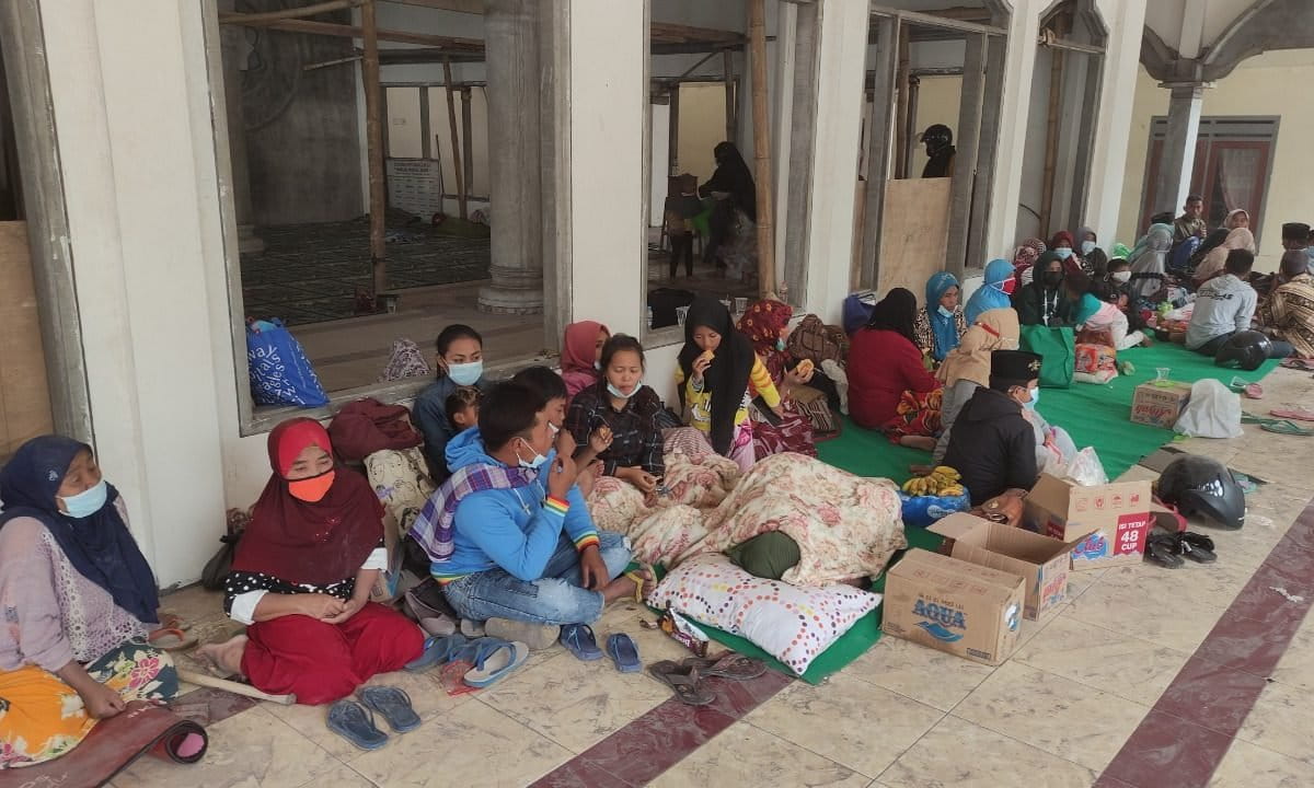 Warga yang mengungsi dari erupsi Semeru. Foto: Eko Widianto/ Mongabay Indonesia