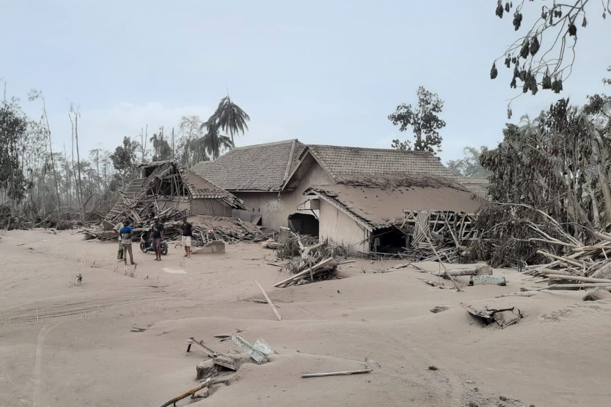 Pemukiman warga terdampak erupsi Semeru. warga yang tinggal di daerah berbahaya ini akan direlokasi. Foto: Eko Widianto/ Mongabay Indonesia