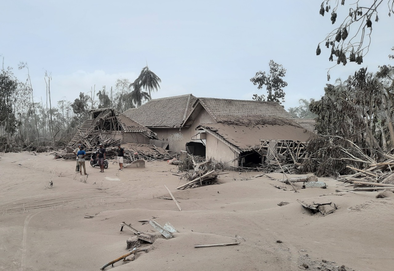 Pemukiman warga terdampak erupsi Semeru. warga yang tinggal di daerah berbahaya ini akan direlokasi. Foto: Eko Widianto/ Mongabay Indonesia