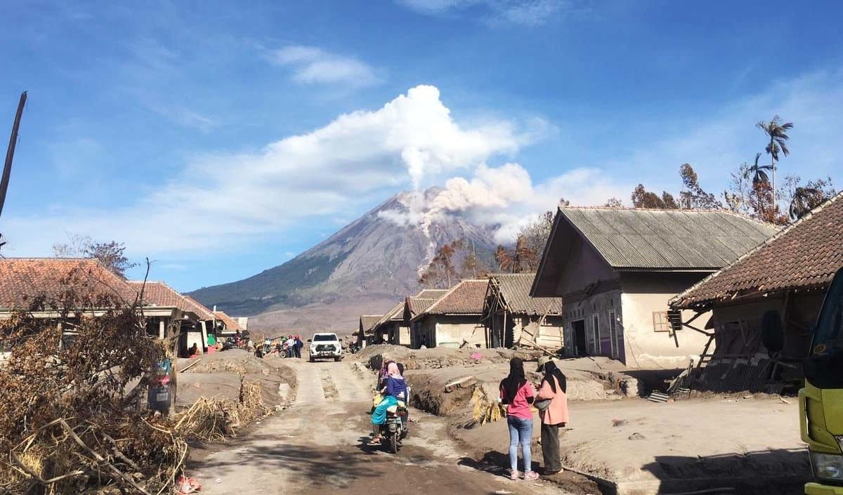 Semeru tampak dari kejauhan. Masyaraakat diminta waspada dan tak mendekati wilayah berbahaya. Foto: Eko Widianto/ Mongabay Indonesia