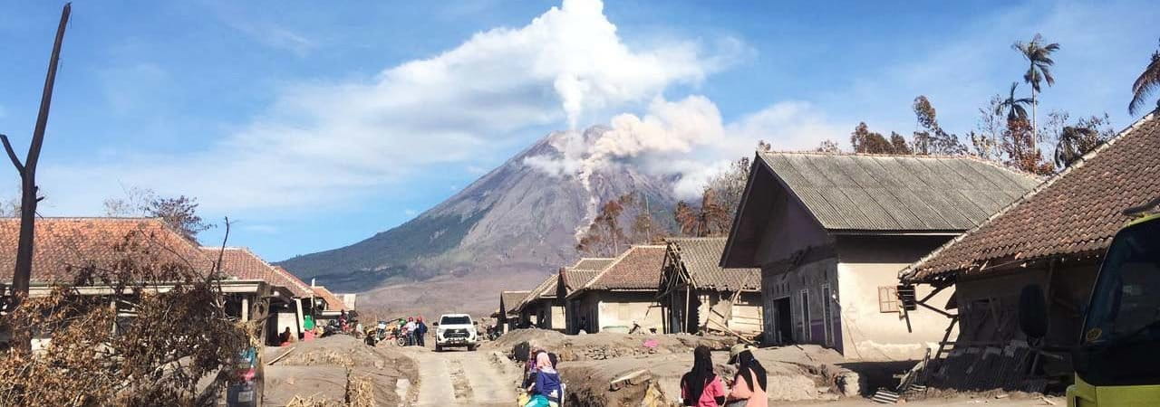 Semeru tampak dari kejauhan. Masyaraakat diminta waspada dan tak mendekati wilayah berbahaya. Foto: Eko Widianto/ Mongabay Indonesia