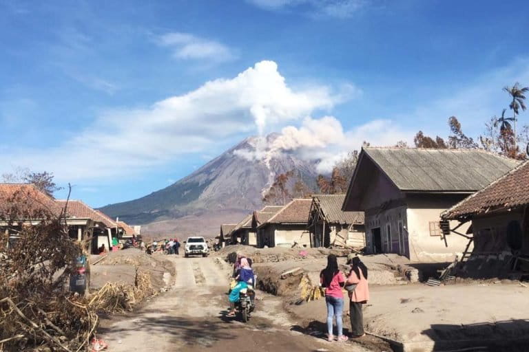 Semeru tampak dari kejauhan. Masyaraakat diminta waspada dan tak mendekati wilayah berbahaya. Foto: Eko Widianto/ Mongabay Indonesia