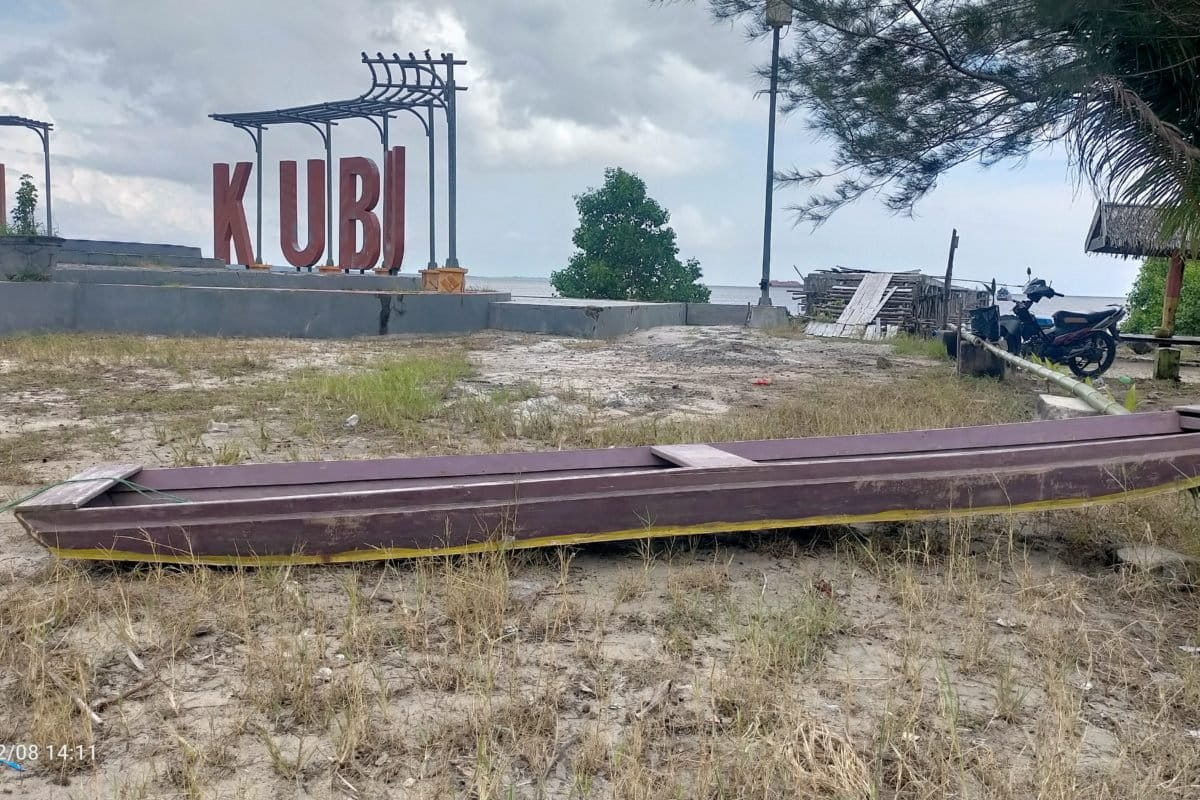 Sampan kecil warga terlempar ke daratan karena banjir pasang di Desa Kubu, Selasa (7/12/2021) 