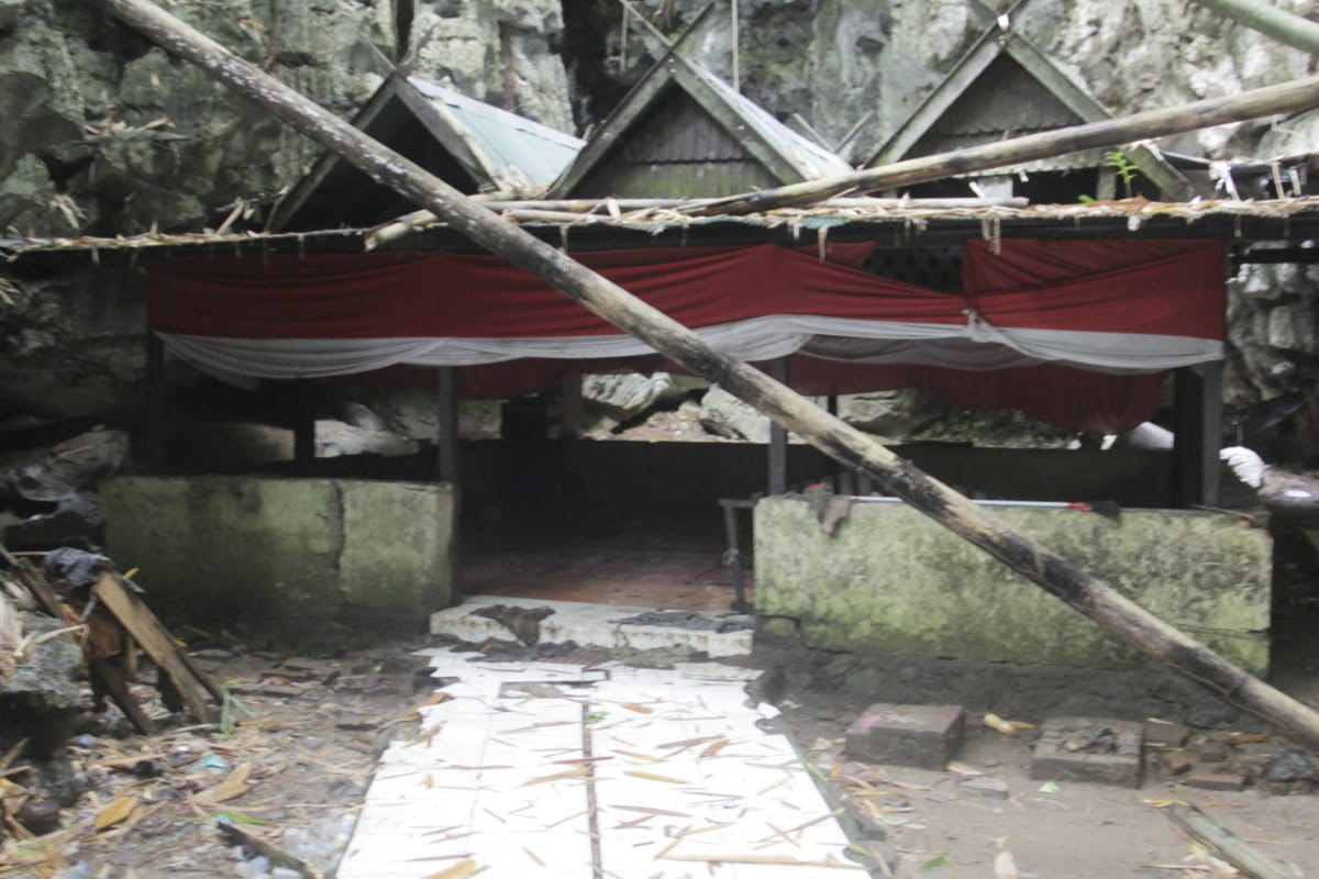 Makam keramat Jota di bukit karst yang akan diledakkan di Pangkep. Foto: Eko Rusdianto/ Mongabay Indonesia