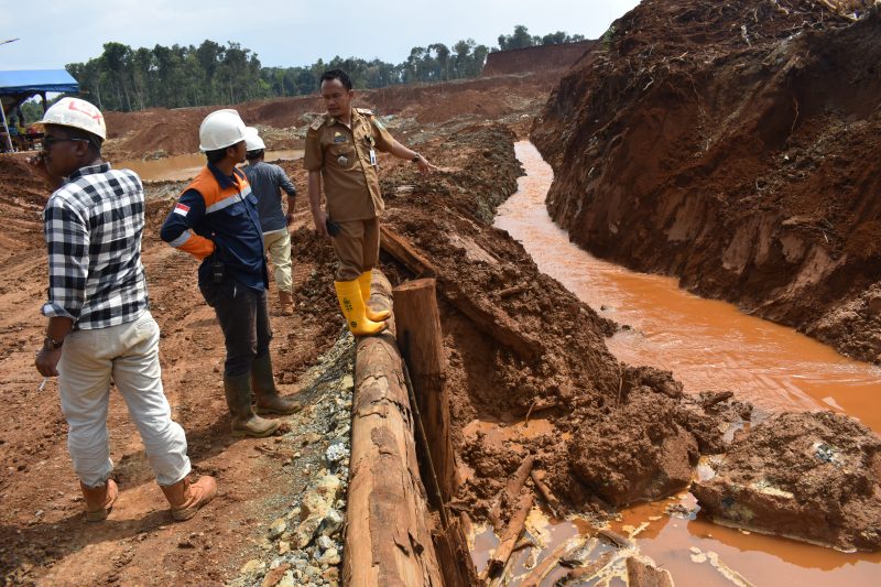 Pencemaran Sungai Malili terjadi karena jebolnya settling pond perusahaan nikel. Ada UU saja, perusahaan yang mencemari lingkungan hidup banyak terlepas dari sanksi, apalagi sanksi makin lemah? : WALHI Sulsel