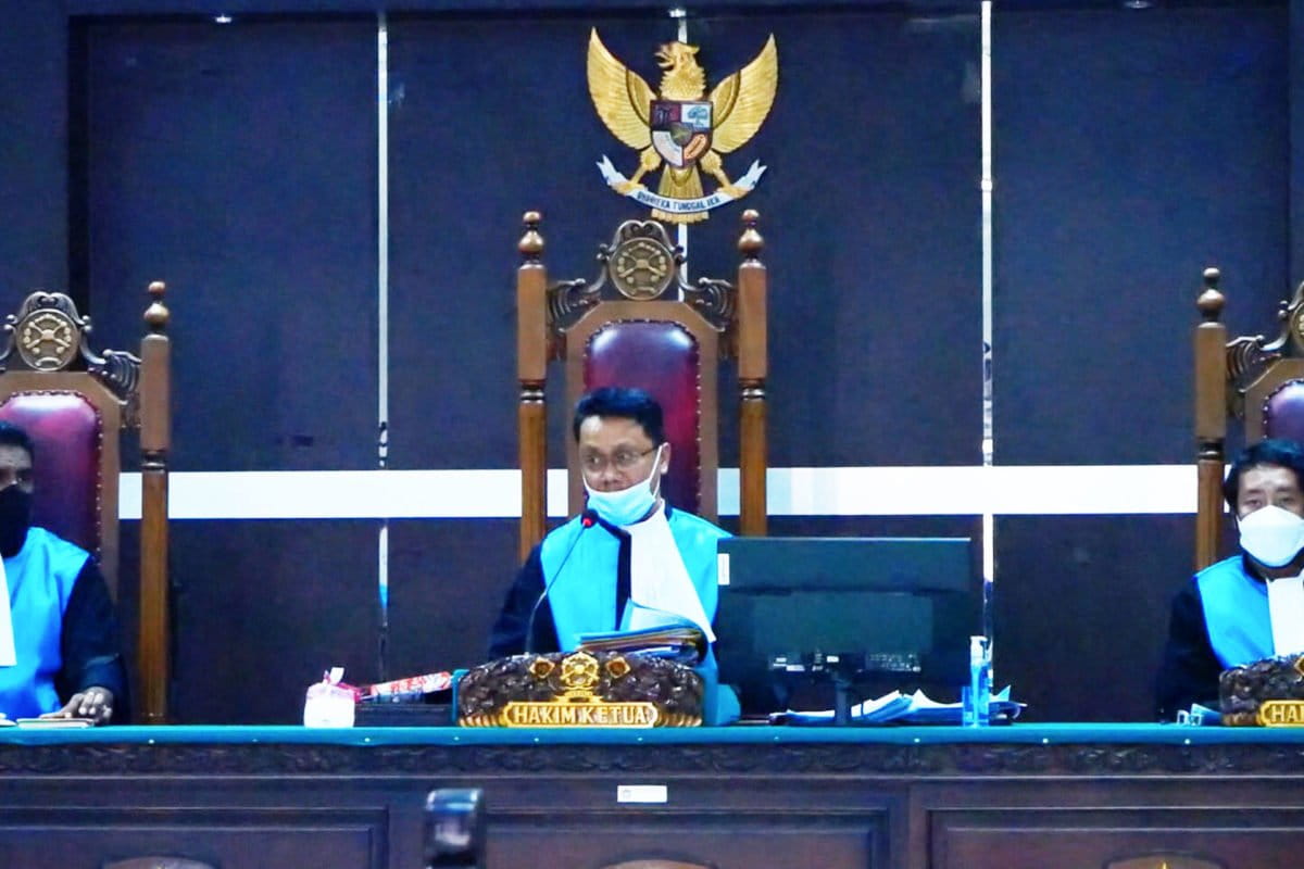 Masdin-tengah-Simson-Seran-kiri-Aditya-Permana-Putra-kanan-hakim-perkara-gugatan-PT.-Sorong-Agro-Sawitindo-SAS-terhadap-Bupati-Sorong-scaled.jpg December 5, 2021