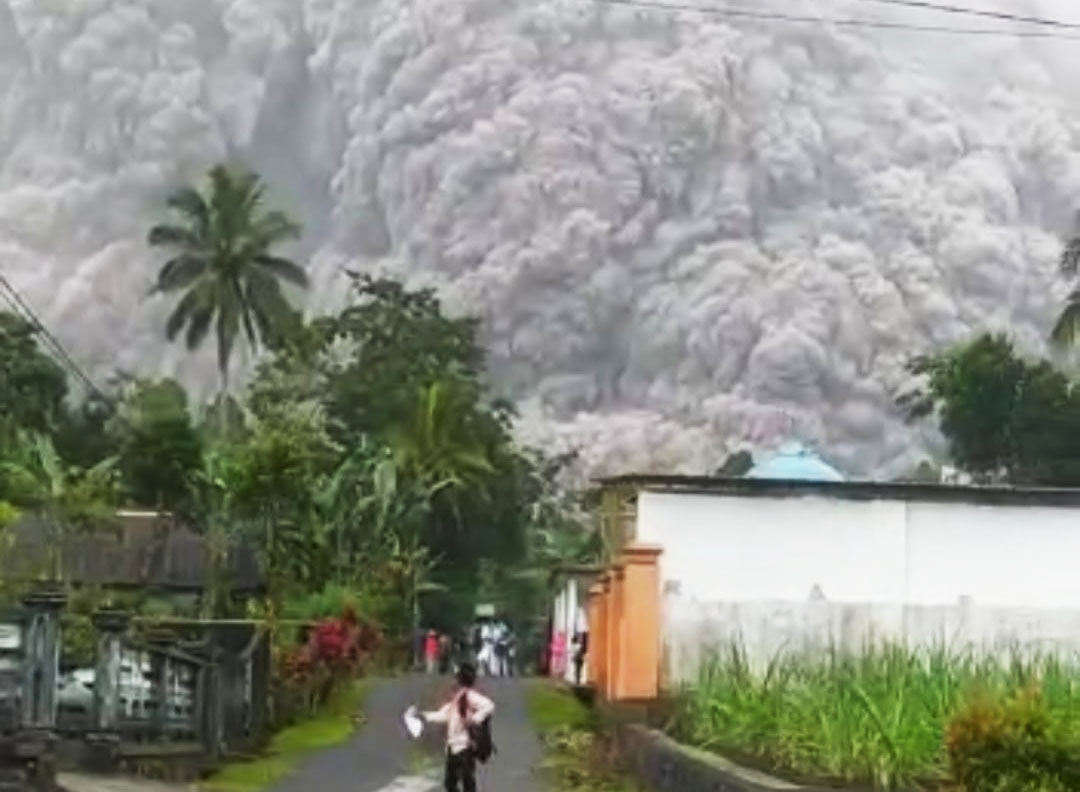 Penampakan erupsi semeru dari laman Facebook Thoriqul Haq, Bupati Lumajang .