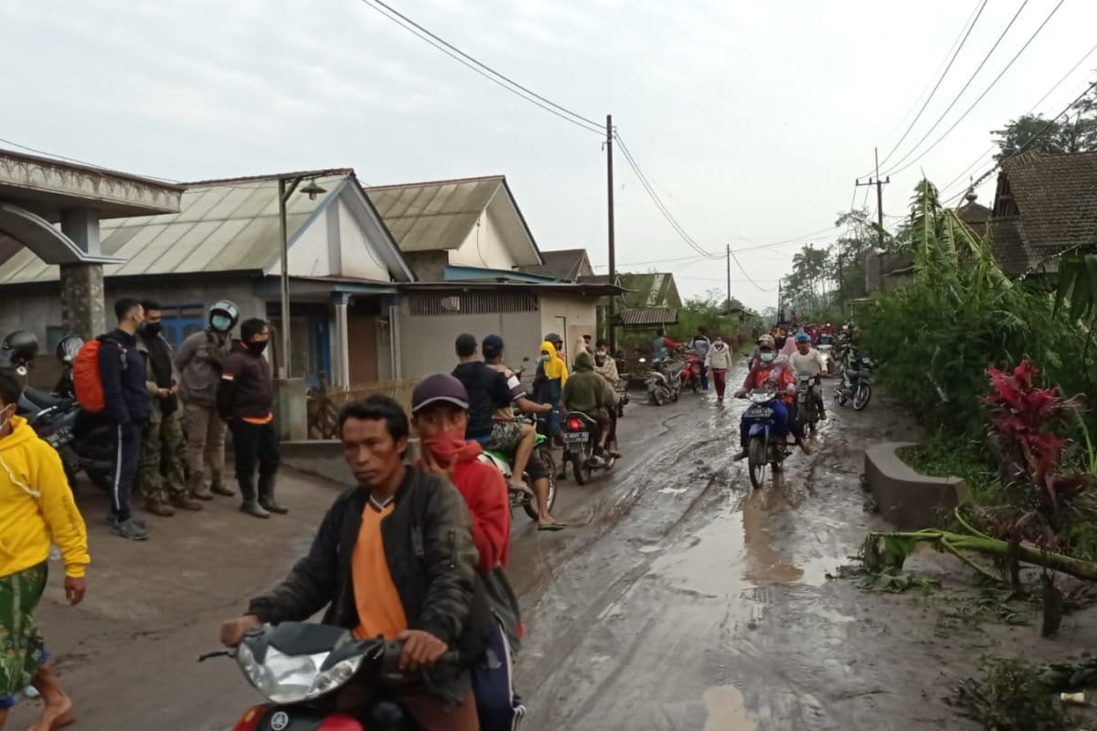 Kondisi kampung tak jauh dari Semeru pasca erupsi. Foto: BNPB