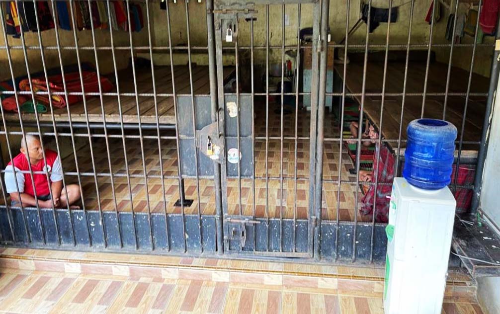 Kerangkeng manusia di rumah Bupati Langkat non aktif. Migran Care menyebutkan, kalau mereka di sana bekerja di kebun sawit milik sang bupati. Foto: Migran Care