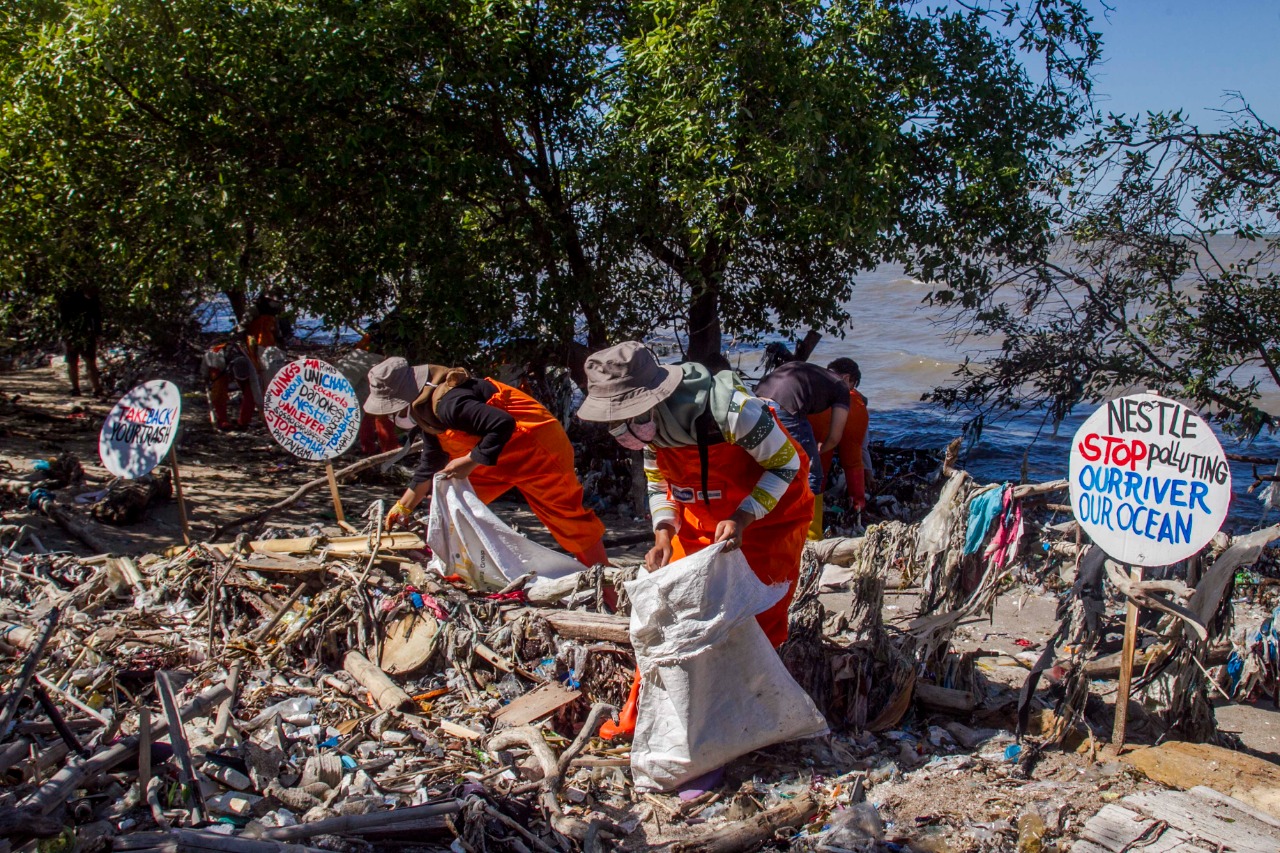 Sampah yang dibuang sembarangan di tepian sungai atau laut, rawan masuk dan mencemari perairan. Sampah-sampah plastik itu antara lain bisa jadi mikroplastik yang membahayakan. Foto: Ecoton