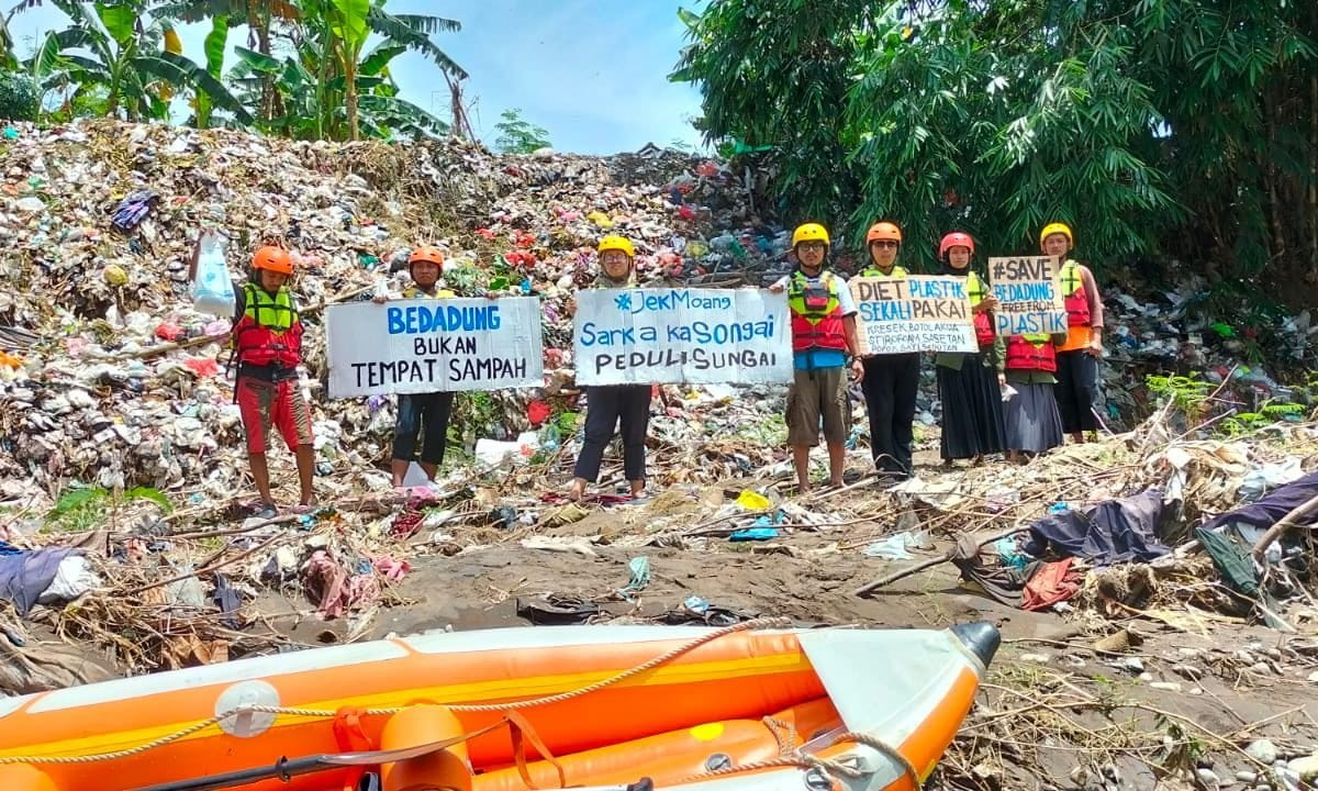 Sungai Bedadung dengan sampah yang bertumpuk. Sampah-sampah ini juga menjadi pemicu banjir bandang yang terjadi di Jember. Foto: Ecoton