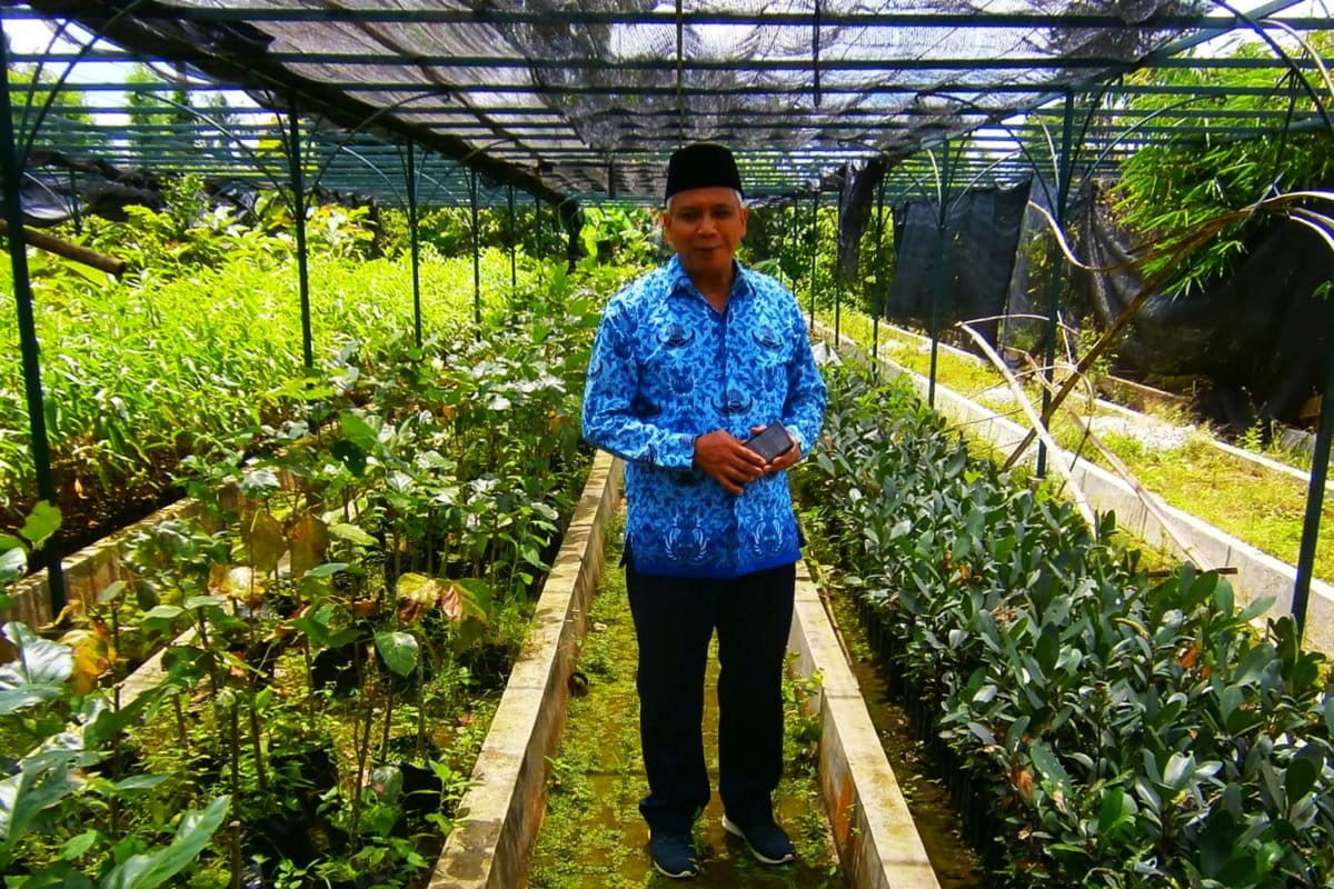 Budi Lesksono, di antara bikin malapari (kiri) dan nymplung (kanan). Foto: Nuswantoro/ Mongabay Indonesia