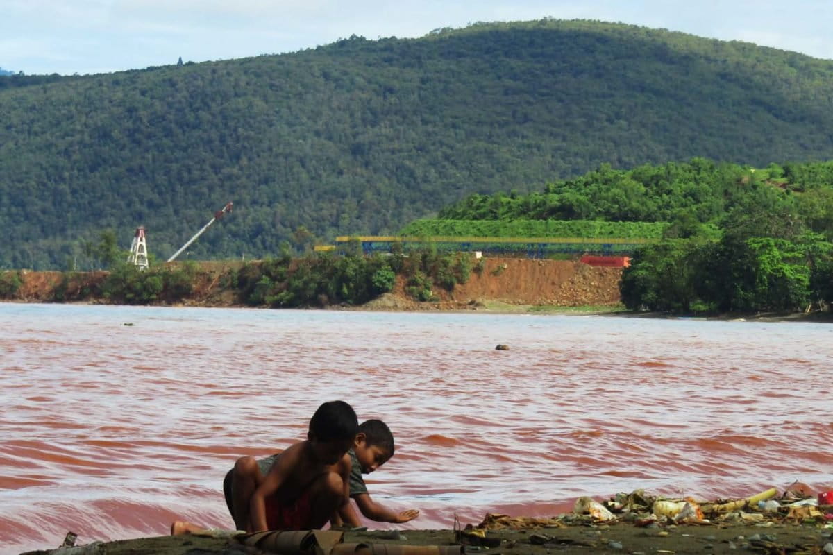 Air laut tercemar. Bicara lingkungan darat dan perairan yang rusak, bukan sekadar soal alam yang rusak atau ruang hidup saat ini yang terancam. Juga bagaimana nasib anak-anak atau generasi mendatang akan hidup layak dan sehat dalam kondisi lingkungan seperti itu? Foto: Rabul Sawal/ Mongabay Indonesia
