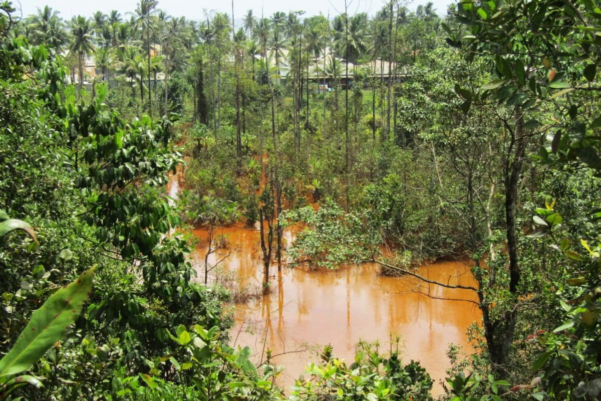 Air laut di Pesisir Pulau Obi, berwarna orange diduga dampak limpahan ore nikel. Foto: Rabul Sawal/ Mongabay Indonesia