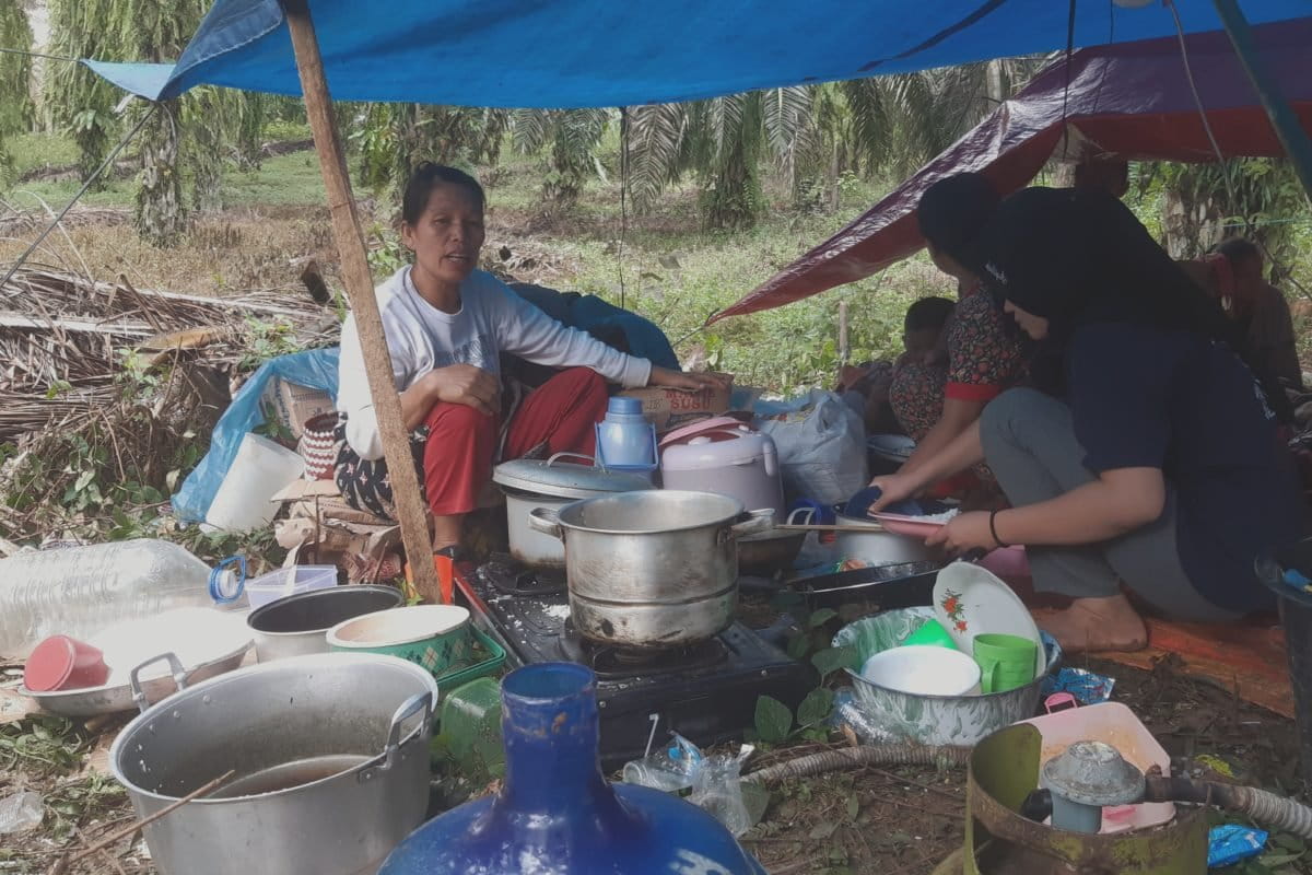 Warga Nagari Kajai, Pasaman Barat, secara mandiri bikin tenda darurat pascagempa. Mereka tak tinggal di rumah untuk menghindari gempa susulan. Foto: Jaka HB? Mongabay Indonesia 