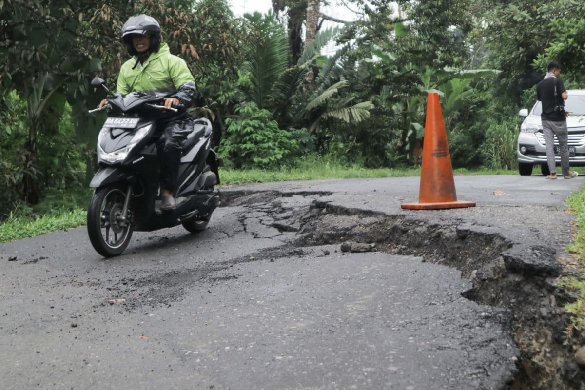 Retakan tanah di Pasaman Barat, dampak gempabumi 26 Februari lalu. Foto: Jaka HB/Mongabay Indonesia