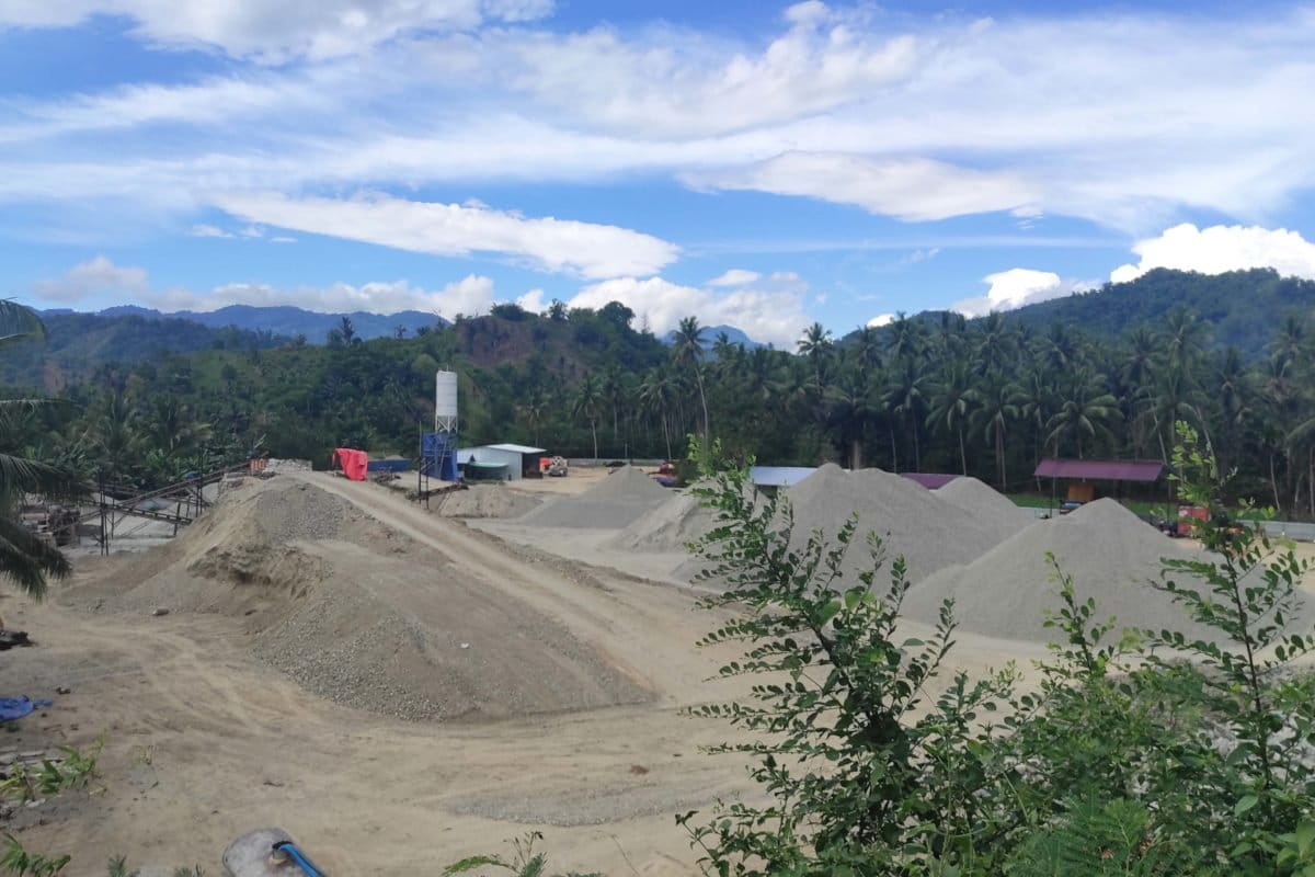 Lokasi pengumpulan dan pengolahan material untuk kontruksi Bendungan Bulango Ulu. Foto: Sarjan Lahay/ Mongabay Indonesia