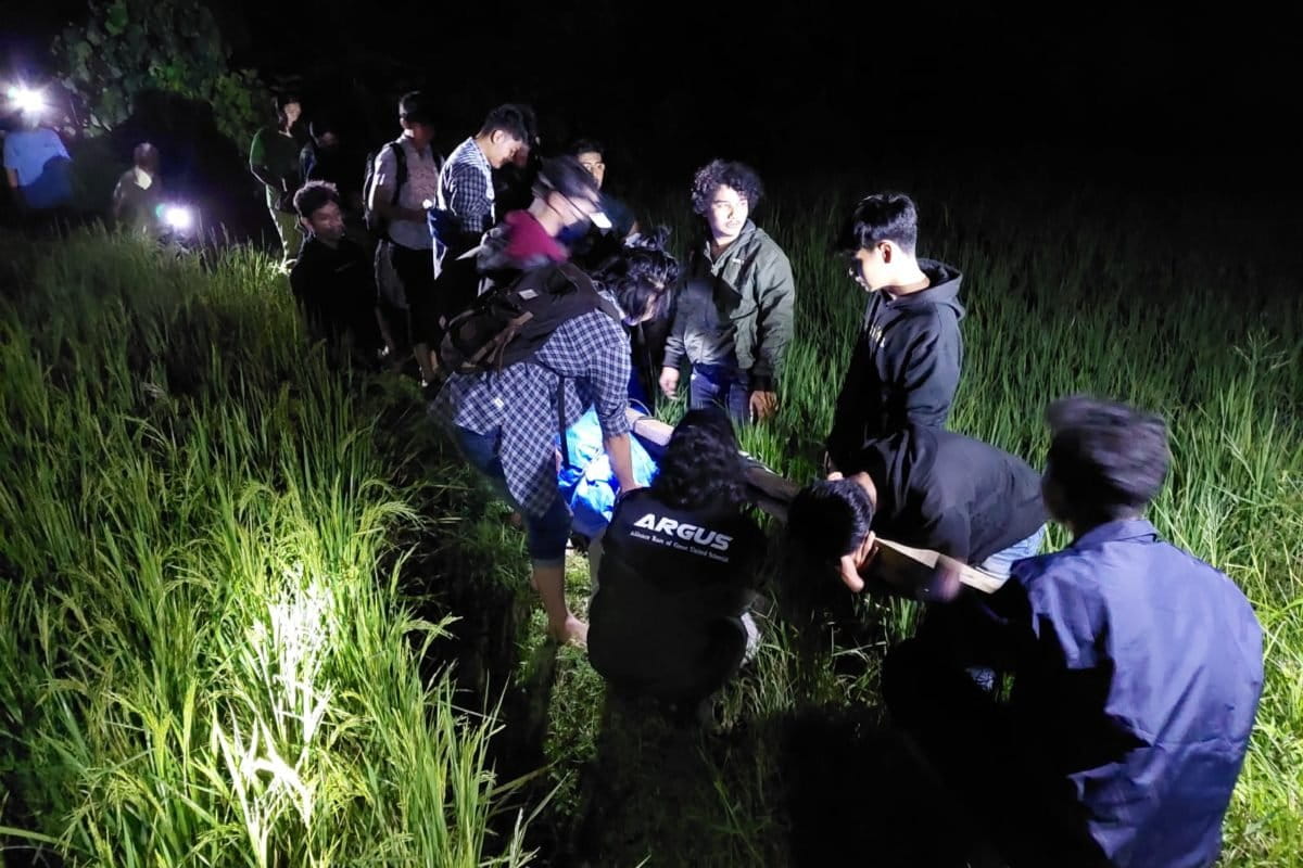 Proses evakuasi tapir di Desa Batu Busuk. Foto" Vibolia/ Mongabay Indonesia