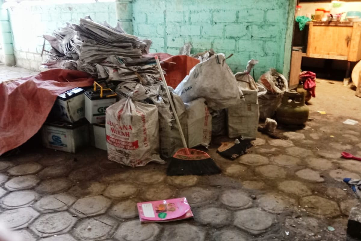 Tumpukan aki bekas di kediaman H. Sulaiman, Desa Warukulon, Kabupaten Lamongan.